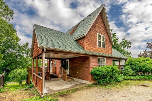 Walk to Lake: Lampe Cabin w/Fireplace & Deck!
