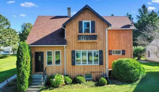 Walk to Lake Michigan beach, hit the bike trails, relax- large yard w/fire pit!