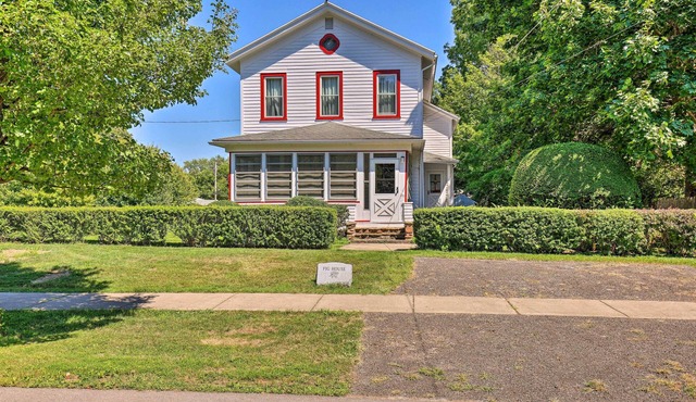 Walk to Lake Ontario: Sodus Point Family Escape