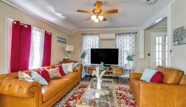 Walk to Lake Ontario & Parks! Lovely Apartment