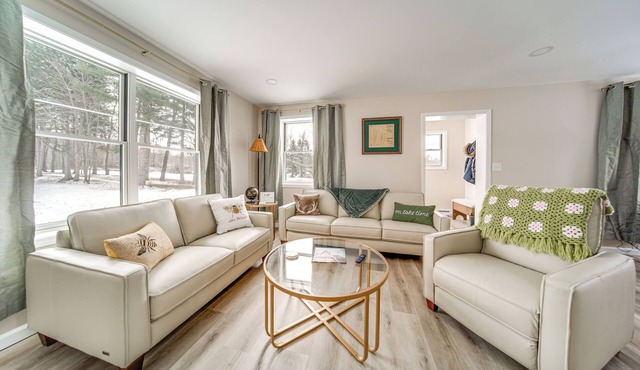 Walk to Lake: Pet-Friendly Cottage in Jamestown!