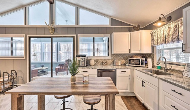 Walk to Lake: Poconos Cabin w/Fire Pit & Grill!