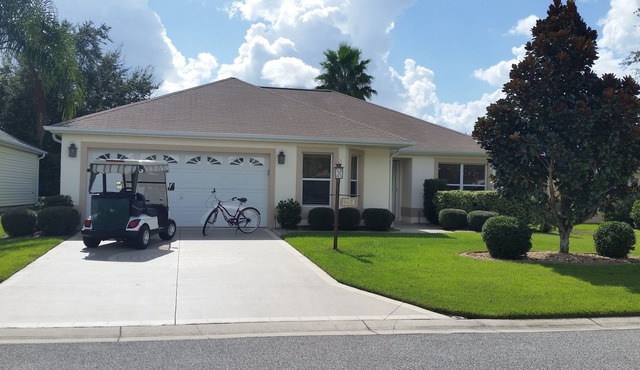 Walk to Lake Sumter Landing! Golf cart included!