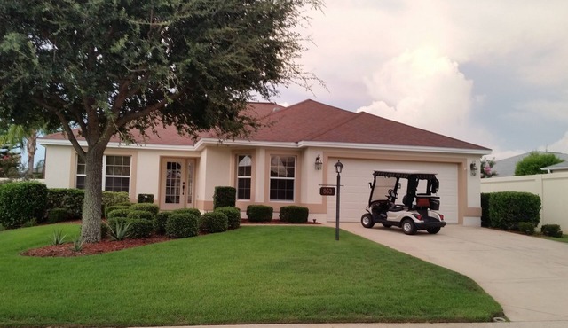 Walk to Lake Sumter Landing! Golf cart included!