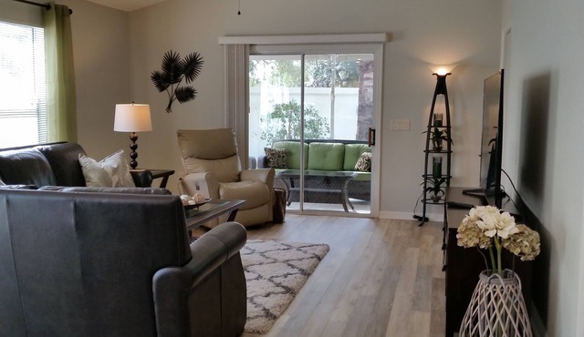 Walk to Lake Sumter Landing! Golf cart included!