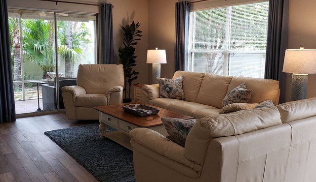 Walk to Lake Sumter Landing! Golf cart included!