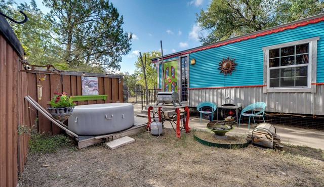 Walk to Lake Travis: Austin Tiny Home w/Hot Tub!
