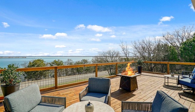 Walk to Lake Whitney~Fire Pit~BBQ Grill~King Bed