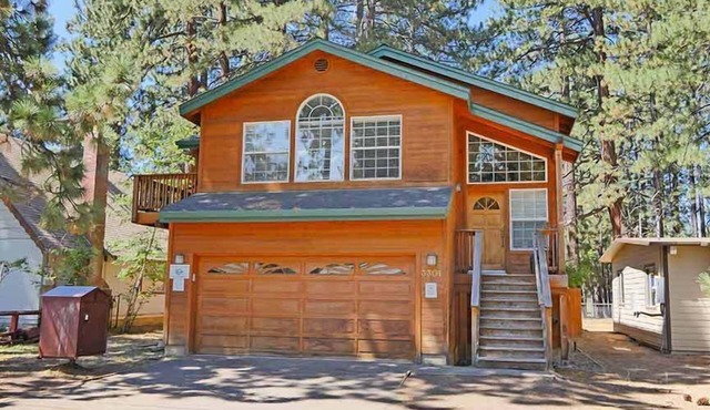 Walk to Lakeview Commons Beach - Great Mid-Town Location!