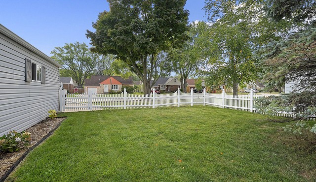 Walk to Lambeau! Cozy 3 Bed ranch with fenced yard - Pet Friendly!