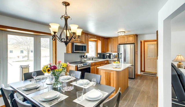 Walk to Lambeau Field: Green Bay Retreat