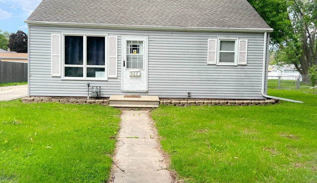 Walk to Lambeau Field! Cozy 2 bedroom, 1 bath. Sleeps 8