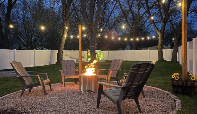 Walk to Lambeau + Private Backyard + Mini Golf!