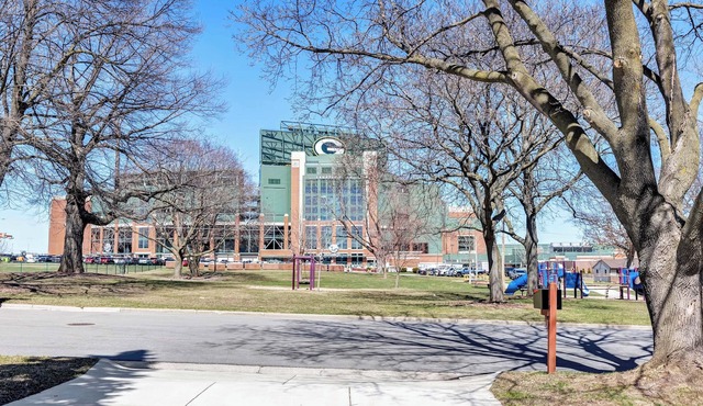 Walk to Lambeau! Sleeps 8 Fire Pit Party Garage Parking for 6 vehicles