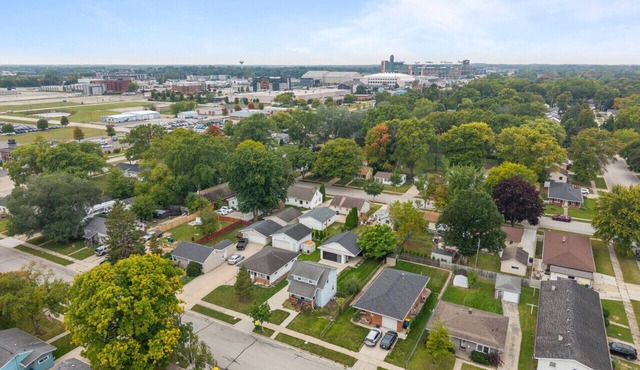 Walk to Lambeau! Sleeps 10!