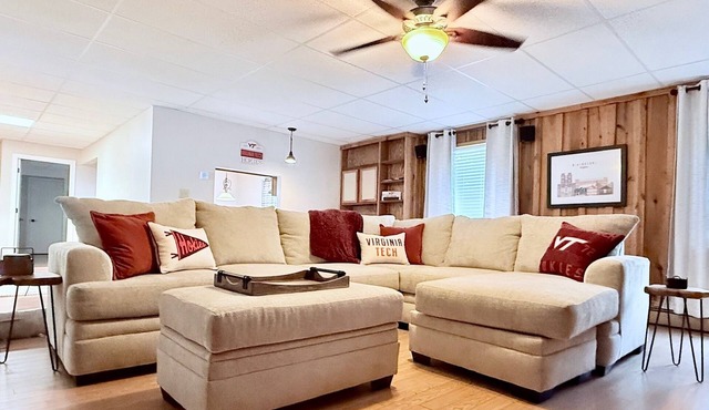 Walk to Lane Stadium ~ Charming 2-bedroom house in Blacksburg