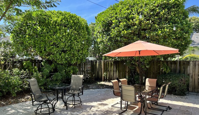 Walk to Las Olas! Great home with huge backyard