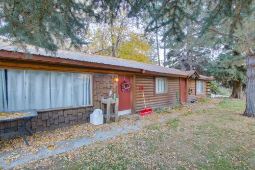 Walk to Lava Hot Springs Pools from Cozy Cabin!