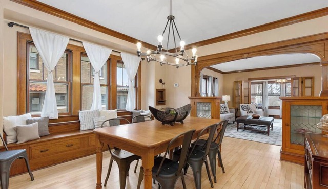 Walk to Lawrence and Downtown! Ping-pong & Darts