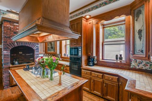 Walk to Lawrenceburg Square Home for Large Groups