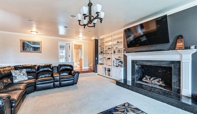 Walk to League Stadium: Huntingburg Family Home!