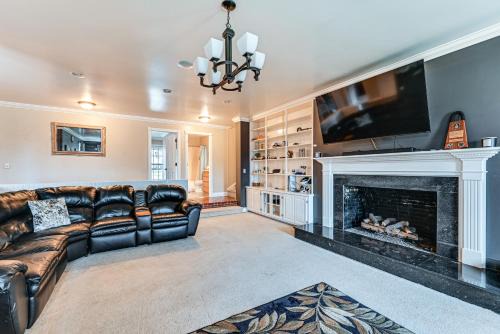 Walk to League Stadium Huntingburg Family Home!