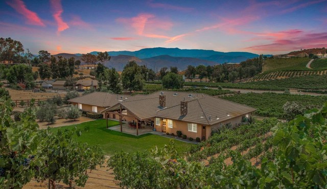 Walk to Leoness Cellars & Oak Mountain Winery! Heart of Wine Country!