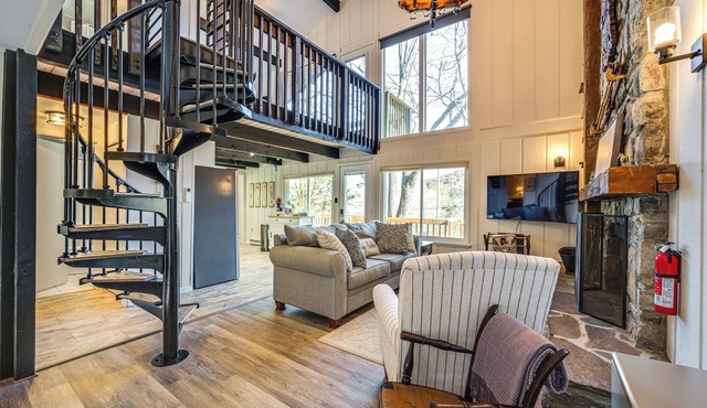 Walk to Liberty Mountain: Lake-View Ski Retreat!