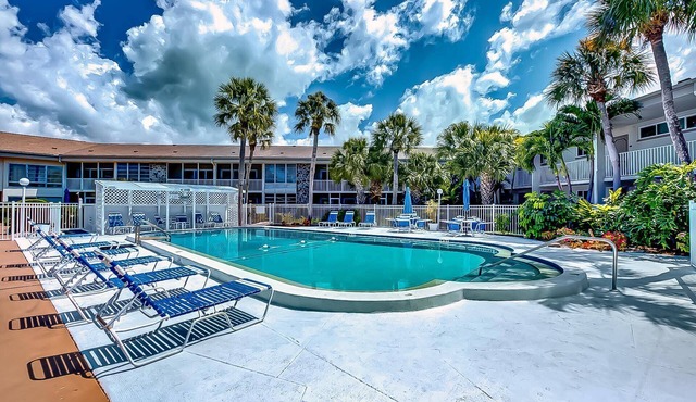 Walk to Lido Beach & Steps to St. Armand's Circle | Heated Pool and Spa | BBQ