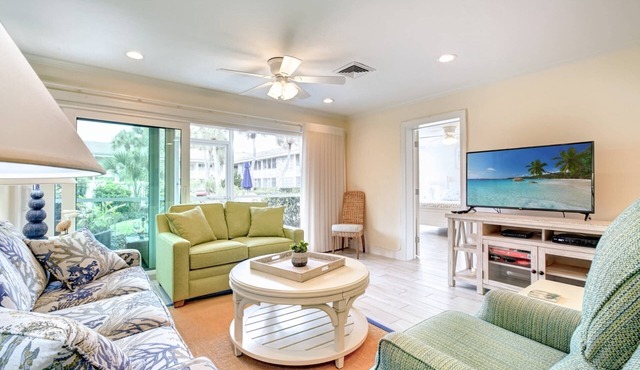 Walk to Lido Beach, Walk to Armand Cir with Dining & Shopping, WiFi, Xfinity, 2TV's, Heated Pool/Spa