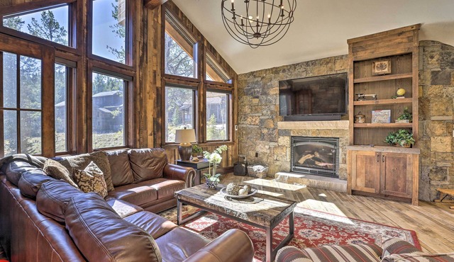 Walk to Lift: Luxe Villa w/Hot Tub in Copper Mtn
