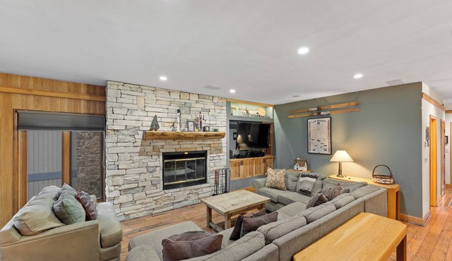 Walk to Lift, Shops, and Dining, Enjoy Balcony & Private Indoor Hot Tub and