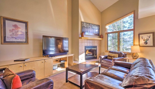 Walk to Lifts! Chimney Ridge Townhome w/Hot Tub