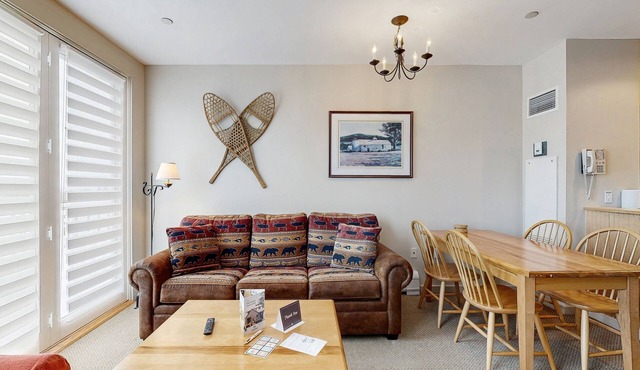 Walk to lifts, condo at Stratton Mountain, fireplace, pool, hot tubs, sauna