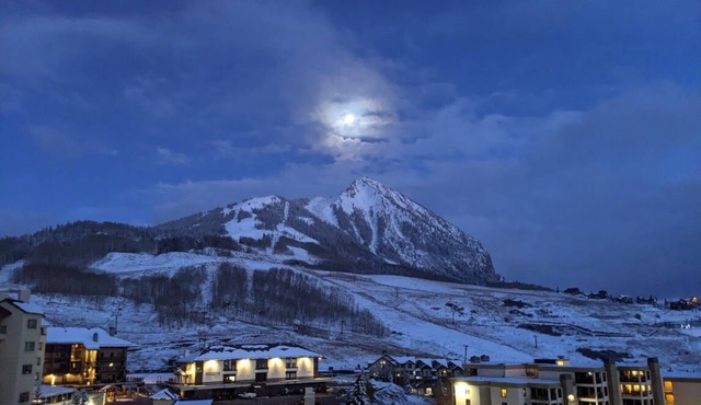 Walk to Lifts, Newly Renovated, Mtn. Views, Fireplace, Hot Tub, Garage Access