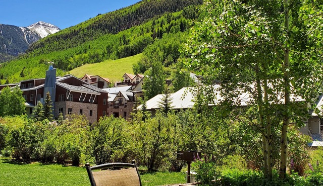 WALK TO LIFTS/RESTAURANTS/SHOPS/LISTEN TO THE STREAM/WATCH SKIERS FROM YOUR KIT.