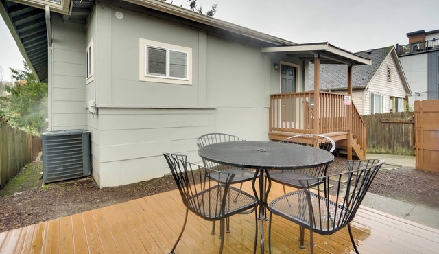 Walk to Light Rail: Quiet Judkins Park Home Base!
