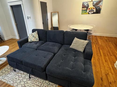 Walk to Lincoln Park, North Avenue Beach, and Second City! Lovely Old Town Charm! condo