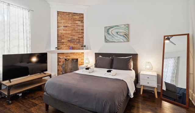 Walk to local eateries, entertainment venues & shops ★ Starland District