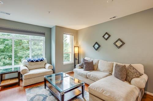 Walk to Local Shops and Eats! Quaint Issaquah Home