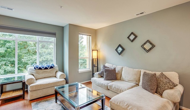 Walk to Local Shops & Eats! Quaint Issaquah Home