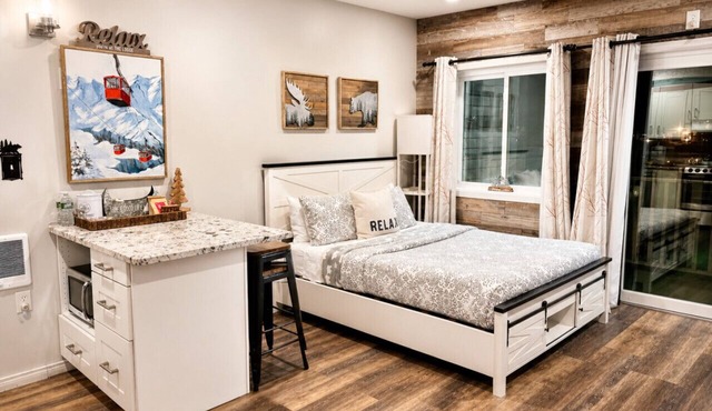Walk to Loon! Most Reviewed Studio Pool, Hot Tub & Granite Kitchen