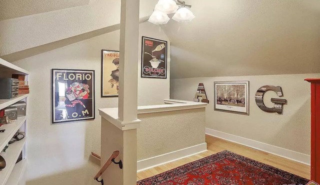 Walk to LSU campus, LSU Lakes, Perkins Restaurants, with a Large Swimming Pool!