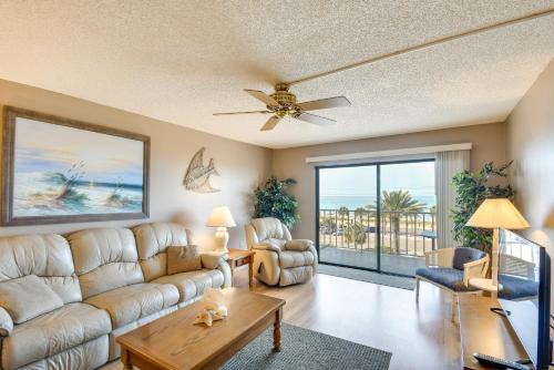 Walk to Madeira Beach Coastal Condo with Balcony