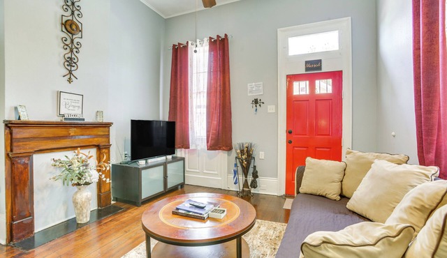 Walk to Magazine St: NOLA House in Irish Channel!