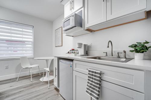 Walk to Main Ave and Soap Lake! Pet-Friendly Studio