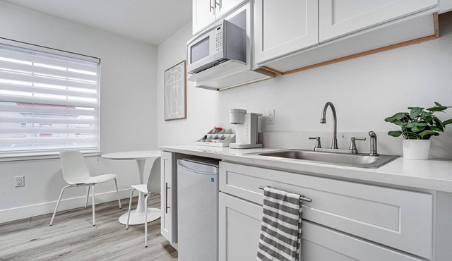 Walk to Main Ave & Soap Lake! Pet-Friendly Studio