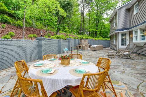 Walk to Main St! 4-Acre Family Escape in London