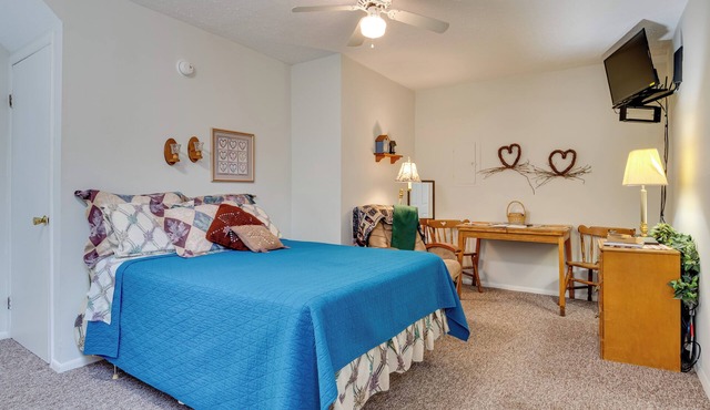 Walk to Main St & Creek: Historic Delphi Studio