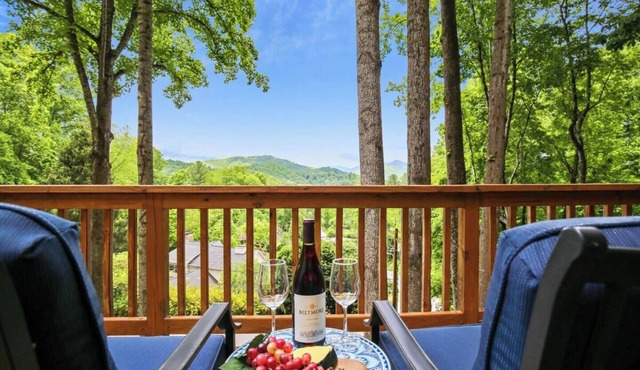Walk to Main St., Pets OK, Close to Shops, Hiking, 30 min to Hatley Pointe